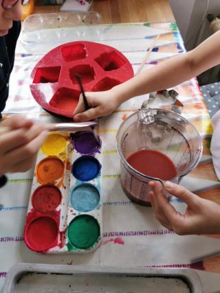 Winter: Eisdorf basteln Winter: wir färben Wasser bunt für unser Eisdorf