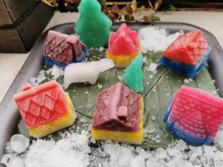 Winter: Dorf aus Eis Winter: Dorf aus Eis aus buntem Wasser