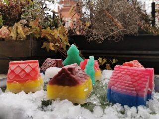 Winter: Eisdorf Winter: Eisdorf aus buntem Wasser