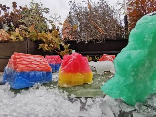 Winter: Eisdorf Winter: Eisdorf aus buntem Wasser