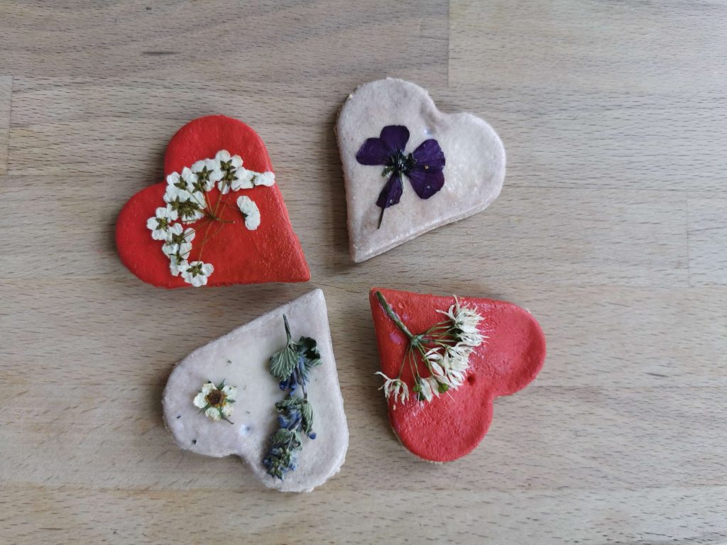 Salzteig-Herzen mit Trockenblumen Salzteig-Herzen: Varianten
